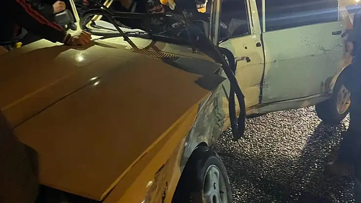 Çekici ile Otomobil Çarpıştı 2 Kişi Yaralandı