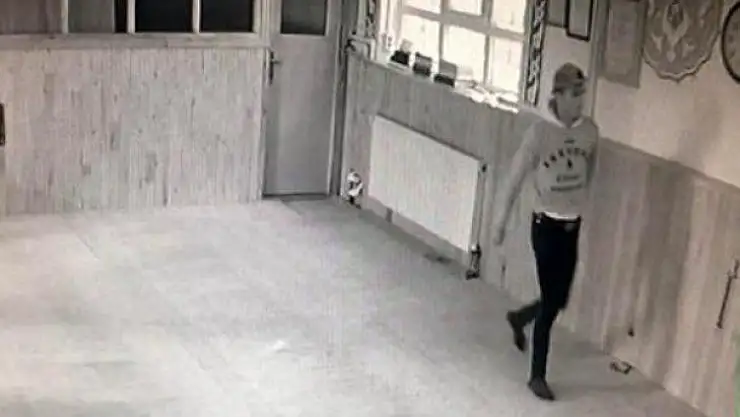Cemaat namazdayken imamın telefonunu çaldı