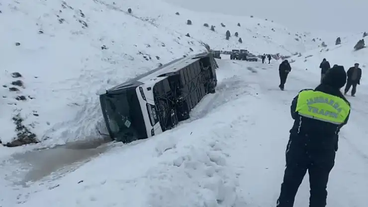 Cenazeden Dönenleri Taşıyan Otobüs Devrildi 14 Yaralı