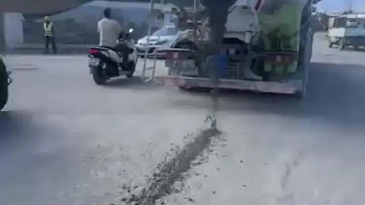 Cep telefonu kamerasına yansıdı Mikser yolda beton döktü!