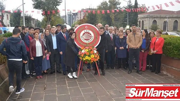 CHP, 29 Ekim Cumhuriyet Bayramı nedeniyle Atatürk Anıtı'na çelenk sundu