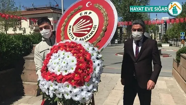 CHP İl Başkanı Anıta Tek Başına Çelenk Koydu