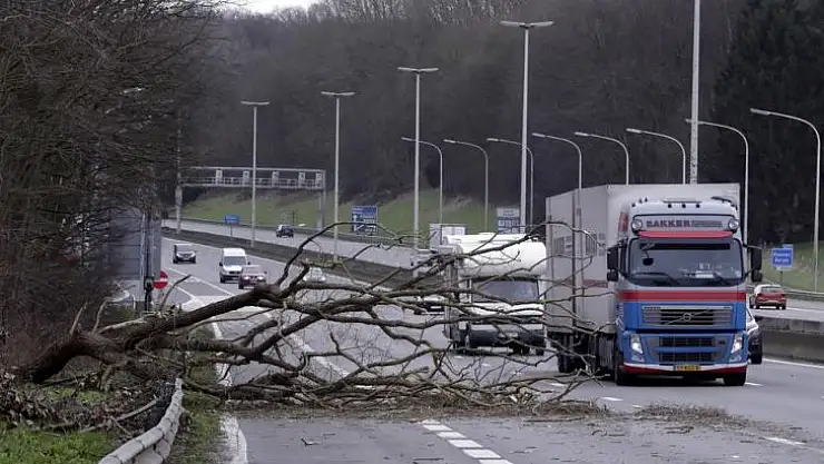 Ciara Fırtınası Avrupa'yı etkisi altına aldı