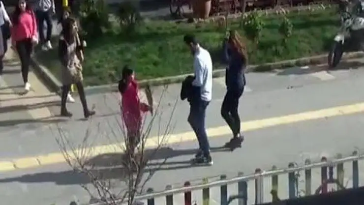 Çiçek satan kız çocuğuna sürpriz bisiklet hediyesi