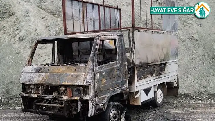 Çıkan yangında kamyonet küle döndü