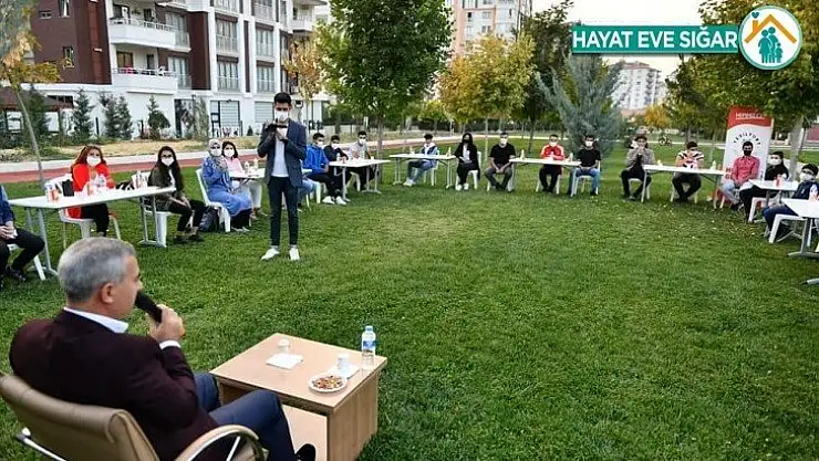 Çınar, bilgi evinde gençlerle bir araya geldi