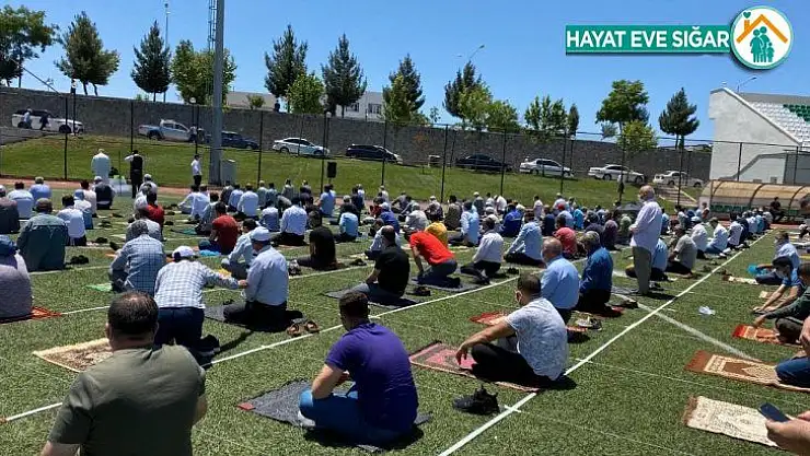 Çınar'da vatandaşlar stadyumda namaz kıldı