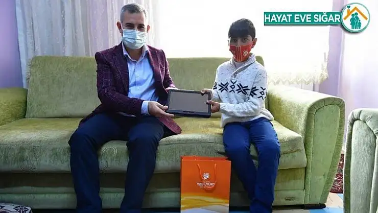 Çınar'dan tablet almaya hak kazanan öğrencilere sürpriz ziyaret