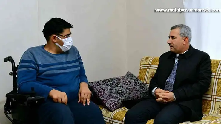 Çınar, engelli gencin akülü araç talebine kayıtsız kalmadı