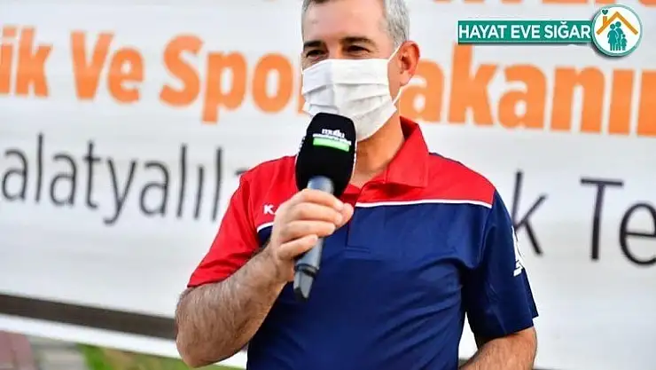 Çınar, halı saha açılışında forma giydi