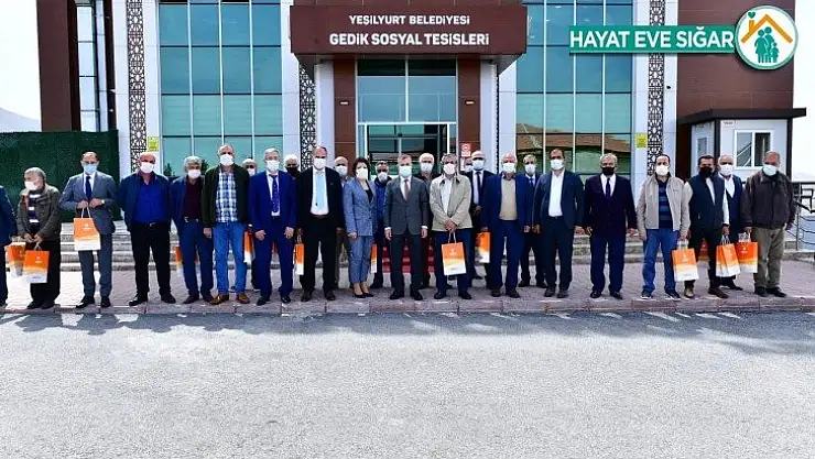 Çınar, Yeşilyurt Belediyesi'nden emekli olan personellere plaket takdim etti