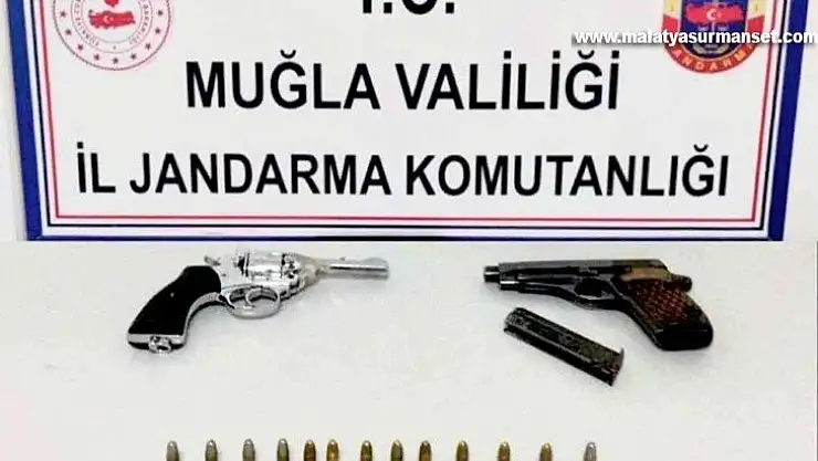 Cinayetten aranıyordu, silahlarla yakalandı