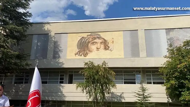 Çingene kızı mozaiği, Hacettepe Üniversitesi duvarında yerini aldı