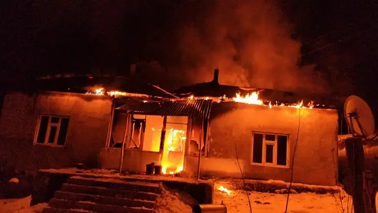 Cinnet getiren şahıs evini ateşe verdi