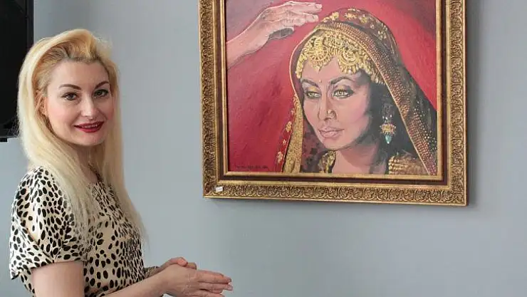 Çizdiği resimlerle umutsuzluğun önüne geçen kadınları betimliyor