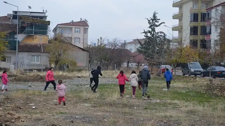 Çocuklar mahallelerine park istiyor