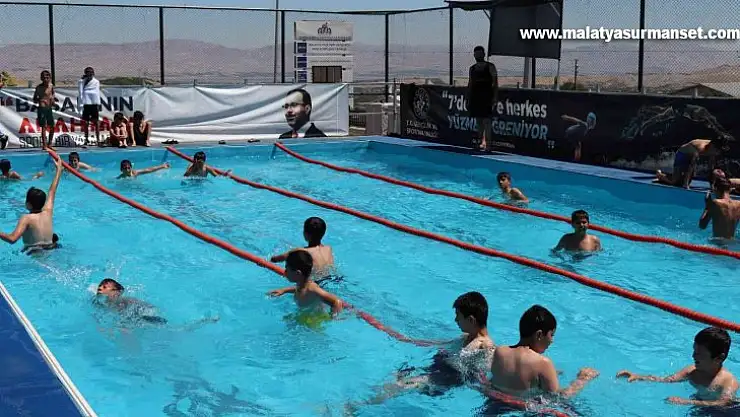 Çocuklar, portatif havuzla hem yüzme öğreniyor hem de serinliyor