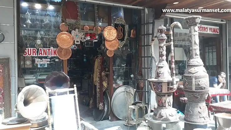 Çocukluktan gelen eski eşya biriktirme hobisi onu antikacı yaptı