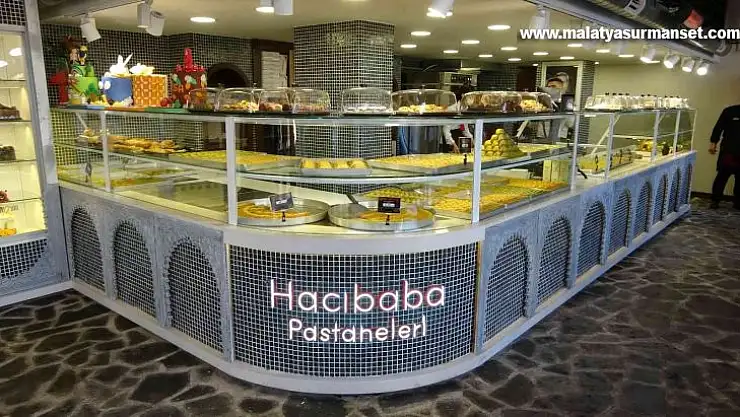 Çok dilli çalışanlarla tarihe açılan şube turistlerin ağzını tatlandırıyor