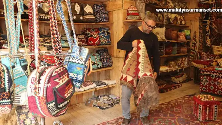 Çöpten topladığı kilim parçalarını dönüştürerek 23 ülkeye ihraç ediyor
