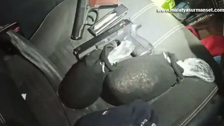 Çorap içinde uyuşturucu madde saklayan 2 şüpheli yakalandı