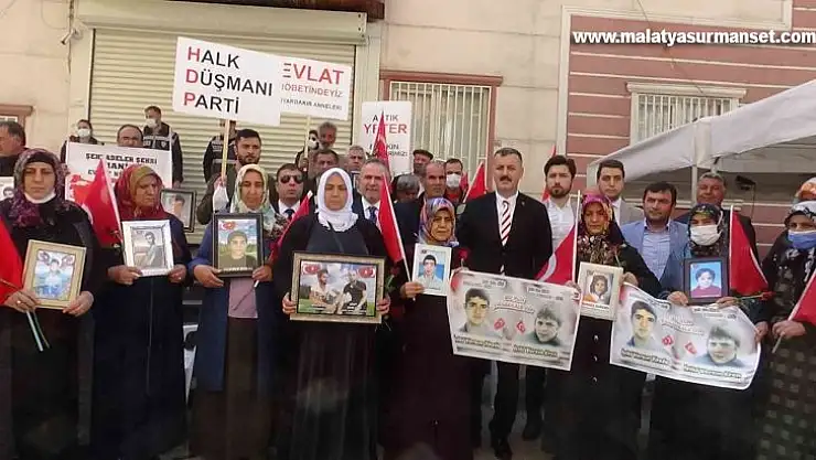 Cumhurbaşkanı Başdanışmanı Minder, evlat nöbetindeki ailelerle buluştu