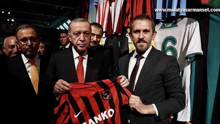 Cumhurbaşkanı Erdoğan'a Gaziantep FK forması