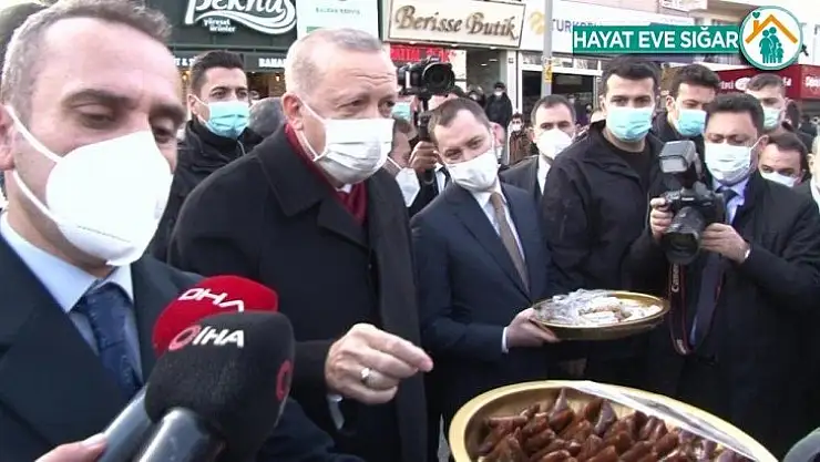 Cumhurbaşkanı Erdoğan'dan gazetecilere sucuk şekeri ve pestil ikramı