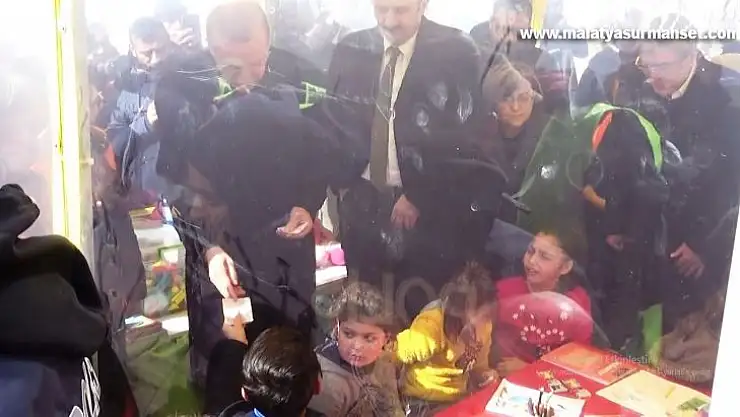 Cumhurbaşkanı Erdoğan'dan minik depremzedelere harçlık