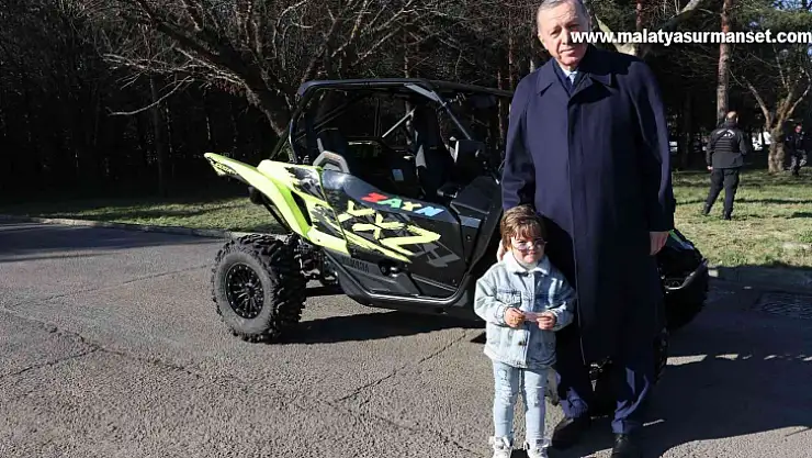 Cumhurbaşkanı Erdoğan elini öpen minik Zayn'a elini öperek karşılık verdi