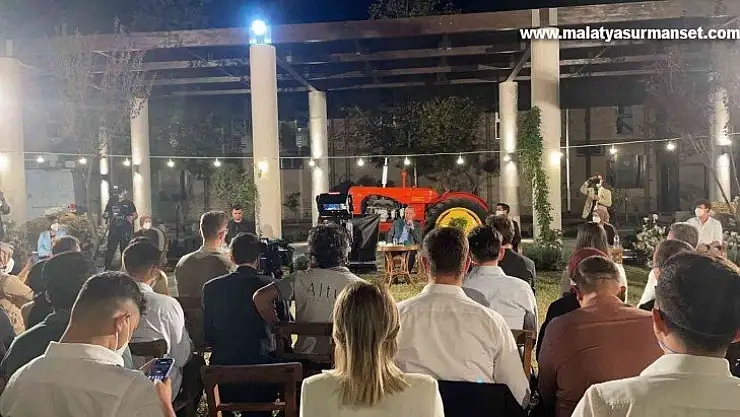 Cumhurbaşkanı Erdoğan, gençlerle 'Uzun ince bir yoldayım' türküsünü seslendirdi
