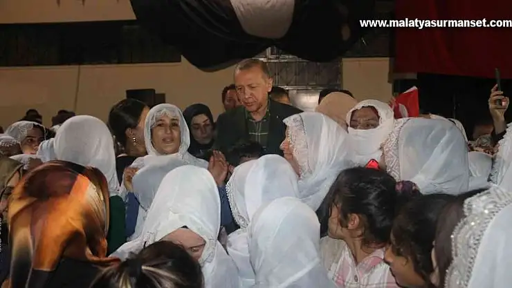 Cumhurbaşkanı Erdoğan, Silvan'da Turgut Özal'ın ziyaret ettiği aile ile bir araya geldi