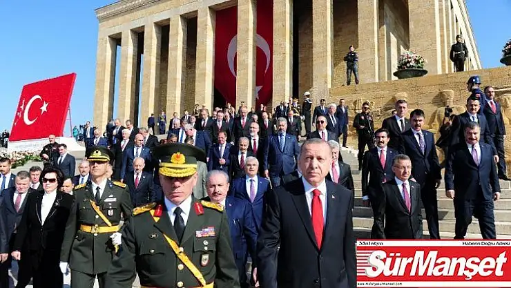Cumhurbaşkanı Erdoğan ve beraberindeki devlet erkanı Anıtkabir'de