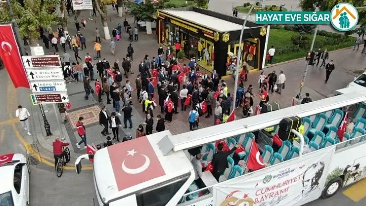 Cumhuriyet kortej yürüyüşü ilgi gördü