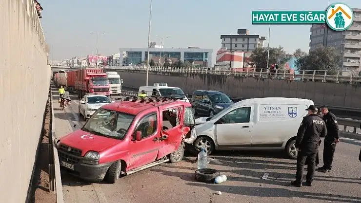 D-100'de 2 hafif ticari araç çarpıştı: 1'i ağır 2 yaralı