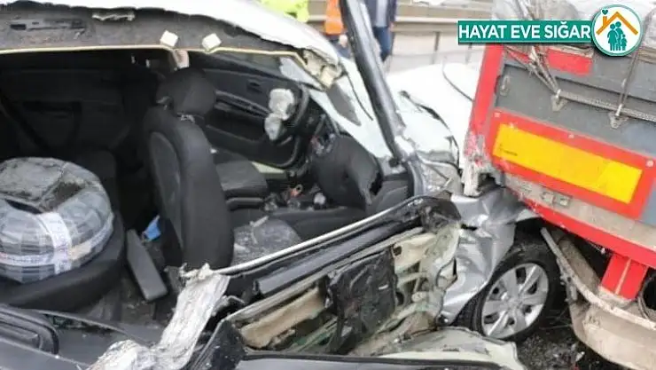 D-650 karayolunda otomobil tırın altına girdi: 3 yaralı