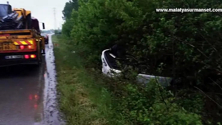 D140'da kontrolden çıkan araç şarampole yuvarlandı