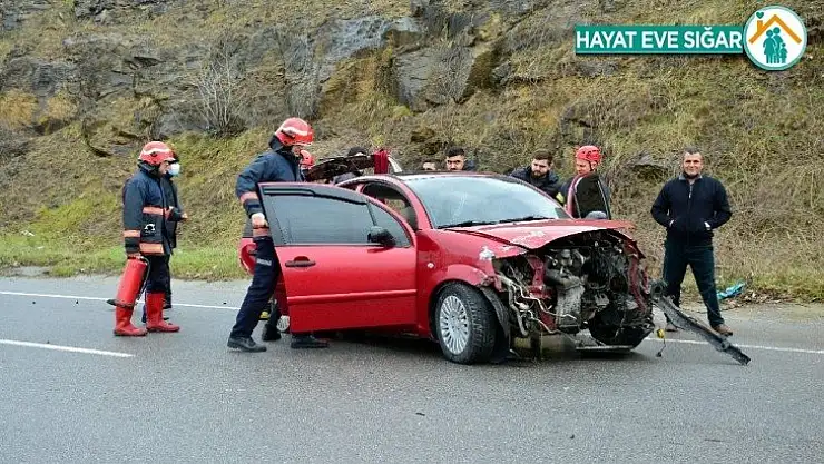 D650 karayolunda kontrolden çıkan otomobil bariyerlere çarptı: 1 yaralı
