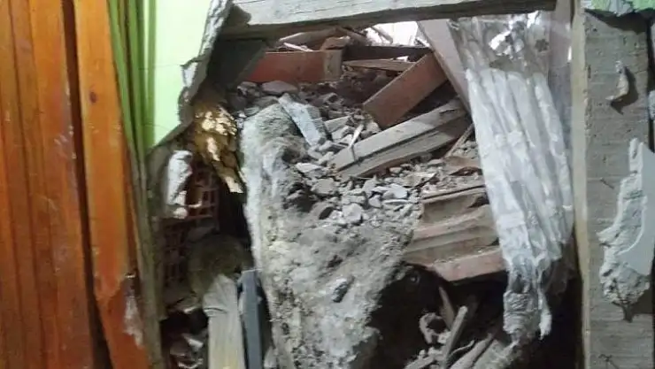 Dağdan kopan kayalar evin çatısına düştü, facianın eşiğinden dönüldü