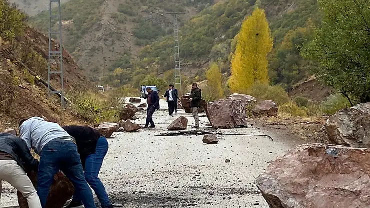 Dağdan Kopan Kayalar Yolu Kapattı! Yol Ulaşıma Kapandı
