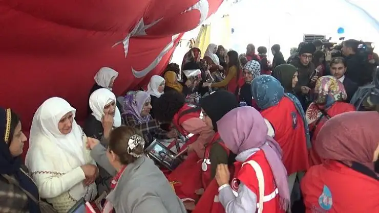 Damla Gönüllüleri üyelerinden evlat nöbetindeki ailelere destek ziyareti