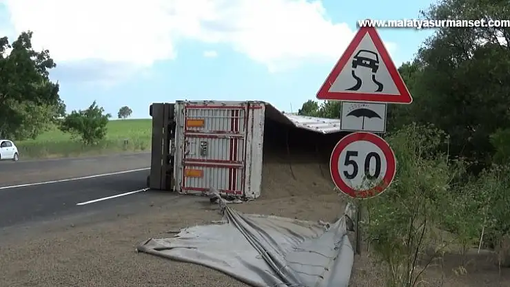 Damperi açılan tır devrildi