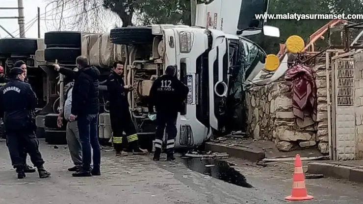 Damperli tır devrildi: 1 ölü