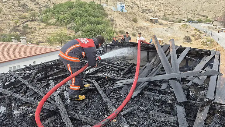 Darende'de Apartman Çatısında Korkutan Yangın!