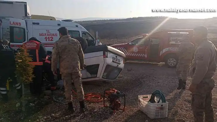 Darende'de otomobil takla attı: 2 yaralı