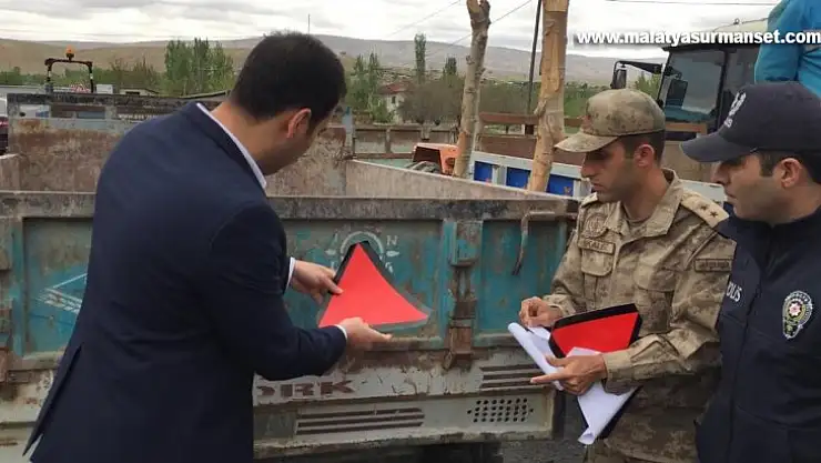 Darende'de sürücülere reflektör dağıtıldı