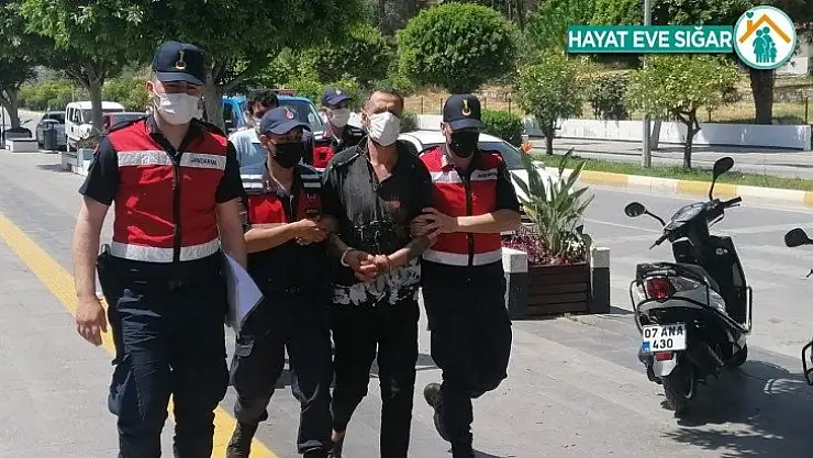 Darp ettikleri komşularını bıçaklayarak öldüren 2 şüpheli adliyede