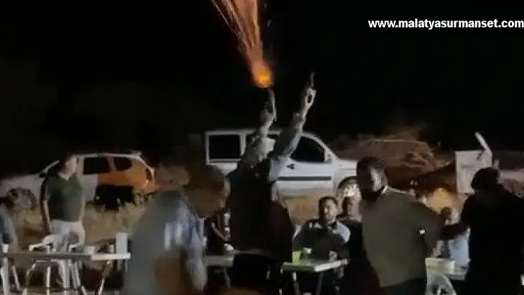 Davula ritim tutan şahıs, iki eline aldığı silahla havaya ateş açtı
