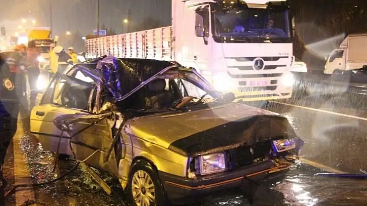 D100'de otomobil kamyona çarptı: 2'si çocuk 4 yaralı