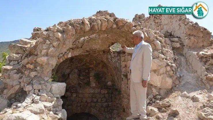 Define ararken tarihi manastır ve Hristiyan mezarlarını tahrip ettiler
